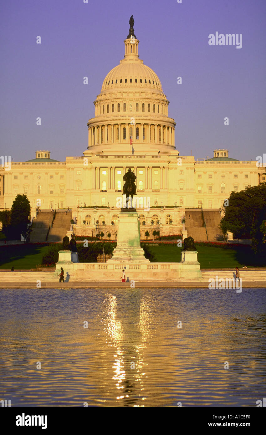 United States Capitol e riflettendo la piscina nel tardo pomeriggio a Washington DC Foto Stock