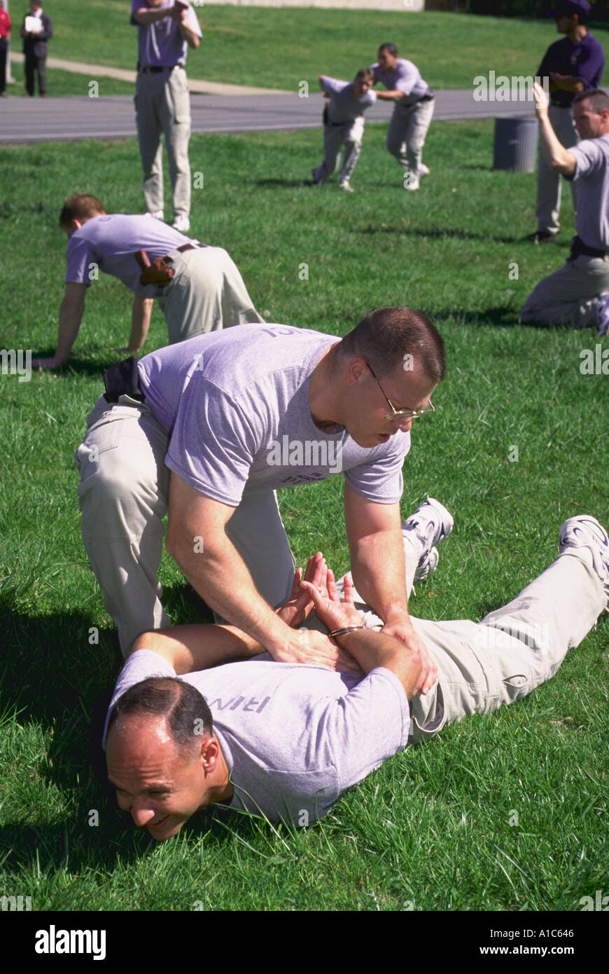 Gli agenti praticare l'arresto e il bracciale a mano parte del nuovo agente di formazione presso il FBI Academy di Quantico Virginia Foto Stock