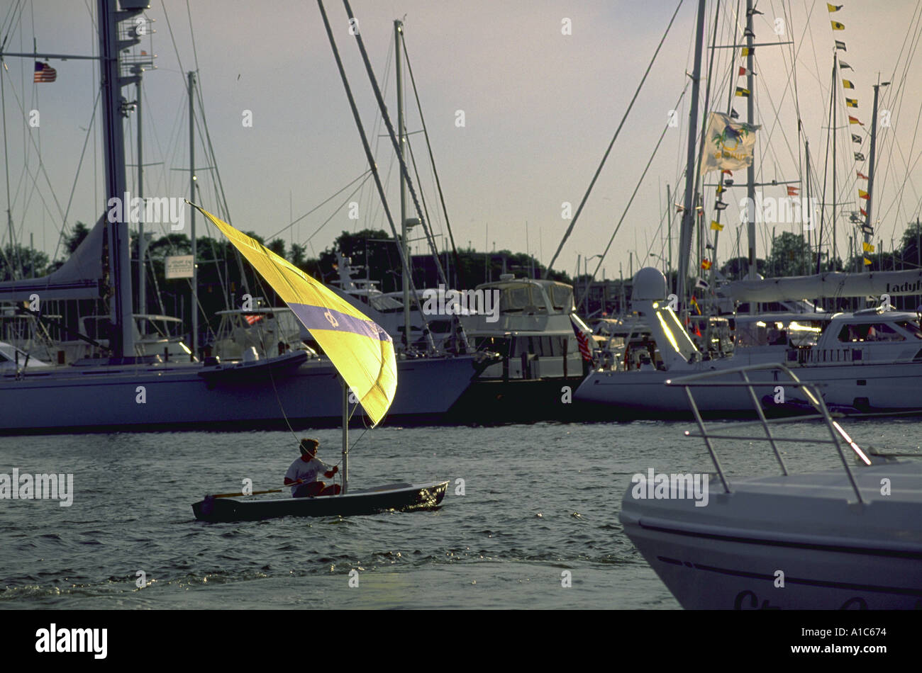 Piccolo ibrido in barca a vela vela in Annapolis Harbour durante la grande Annapolis Sailboat Show Foto Stock