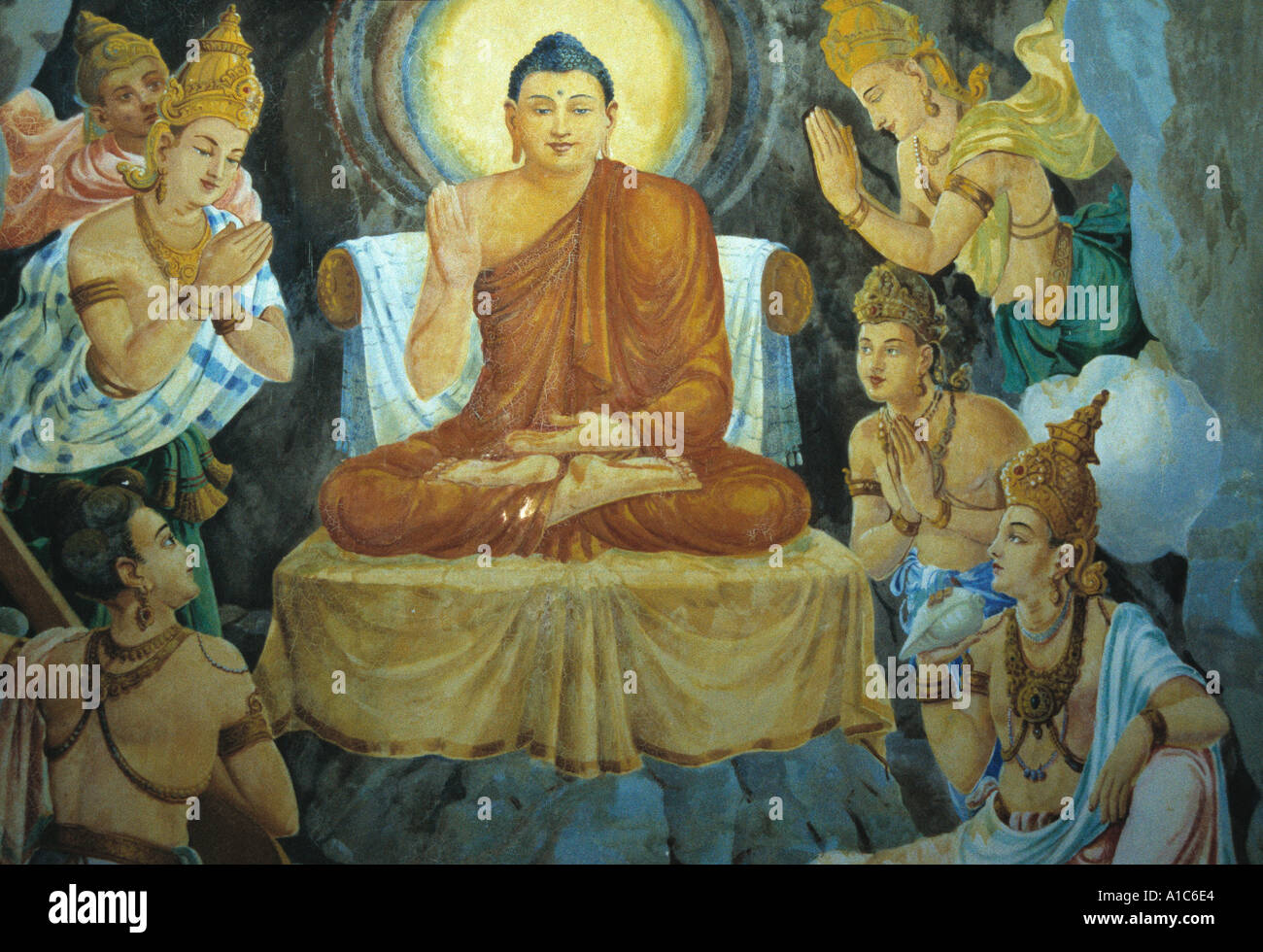 Murale raffigurante il Buddha sul trono divino circondato da angeli, Sri Mandalaramaya Tempio, Talalla, Sri Lanka Foto Stock