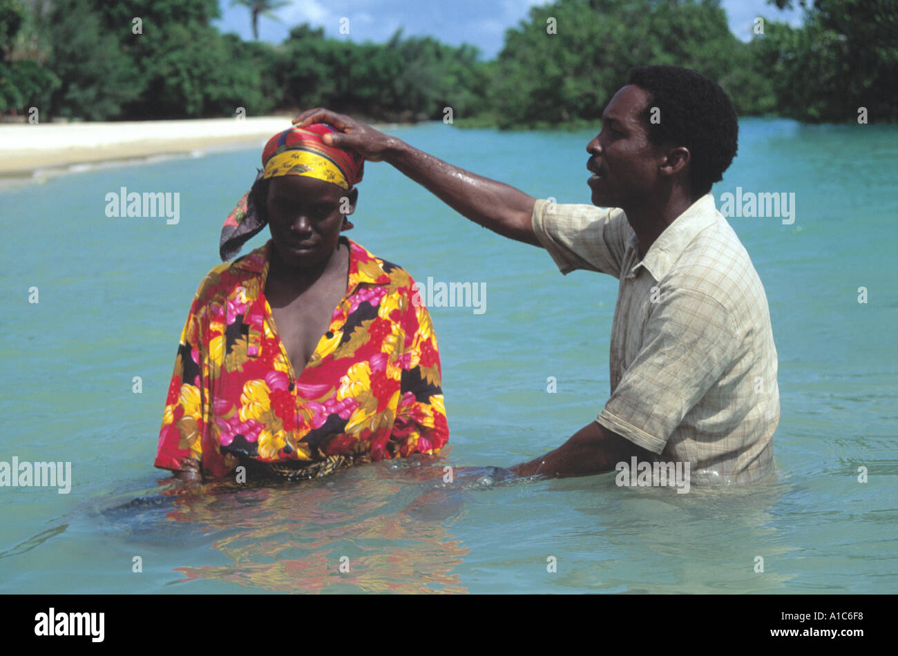 Un battesimo pentecostale per immersione totale nell'Oceano Indiano al largo di Zanzibar Foto Stock