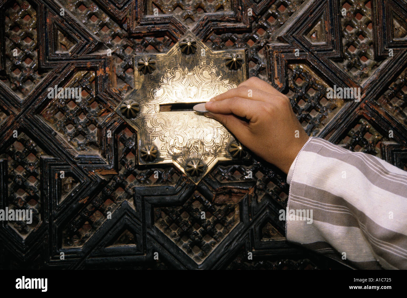 Zakat o dare elemosina è uno dei principali principi dell'Islam, qui in Marocco Foto Stock