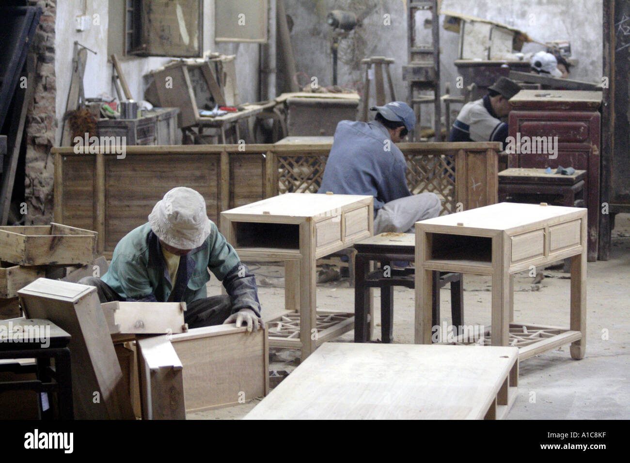 Gli uomini la costruzione di antiche riproduzioni in zhongshan Cina Foto Stock