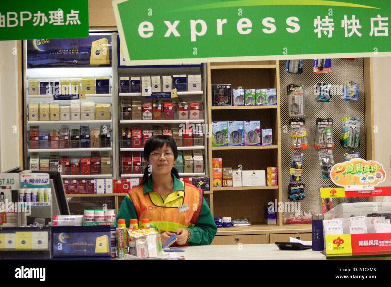 Attendant in un negozio a Guangzhou, Cina Foto Stock