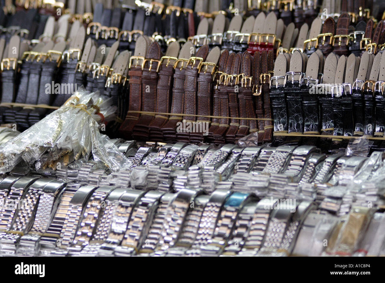 Commercio all'ingrosso imitazione delle bande per falso e copiare il nome di marca di orologi in vendita presso Wangjiao mercato orologiera, Guangzhou, Cina Foto Stock
