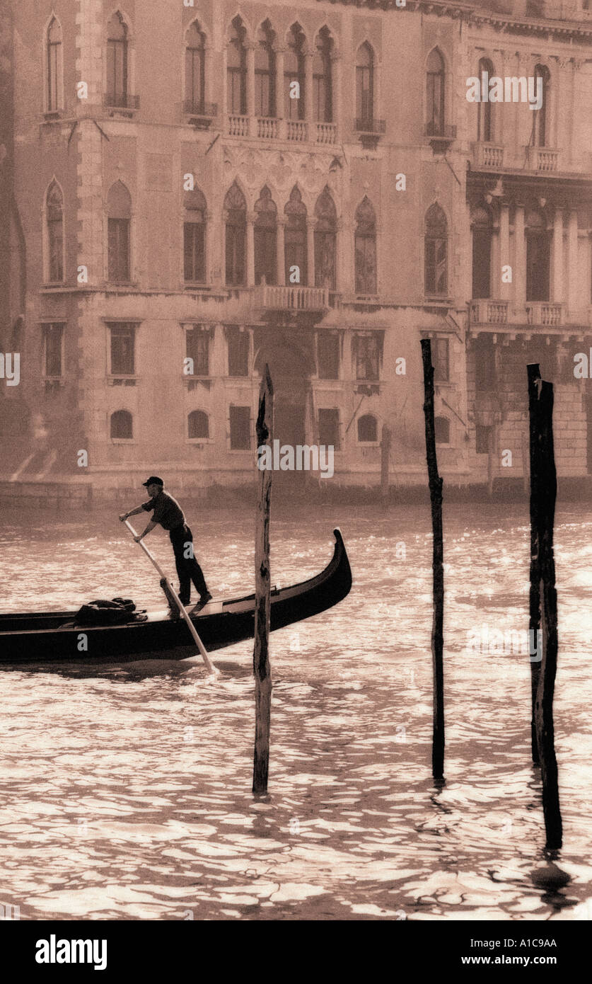 Traghetto sul Canal Grande Venezia nei toni del bianco e nero Foto Stock