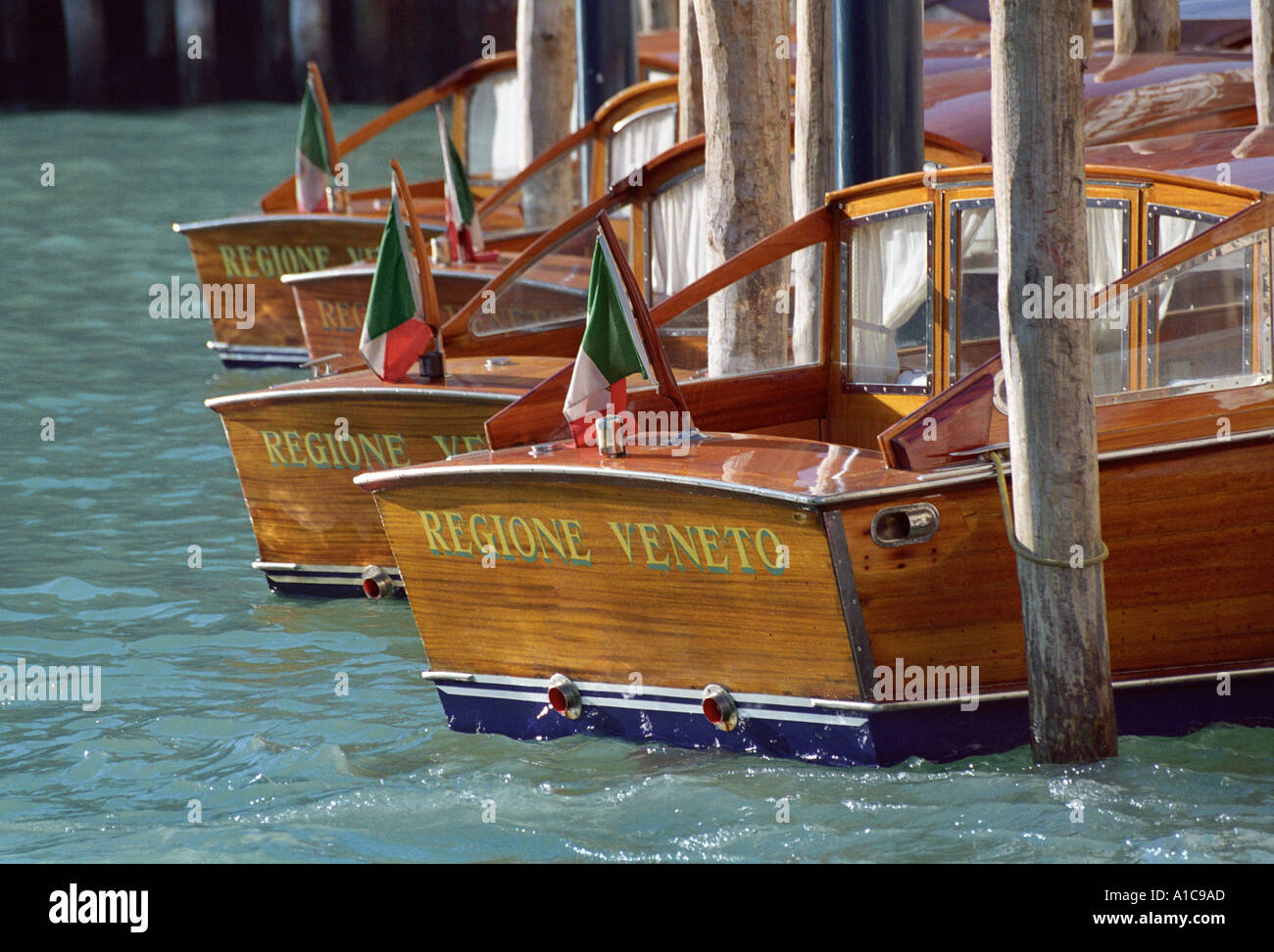 Motore tradizionale lancia sul Canal Grande Venezia Foto Stock