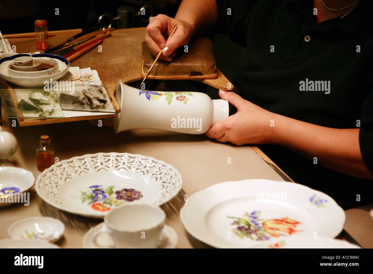 La donna la produzione di porcellana di Meissen, in Germania, in Sassonia, Meissen Foto Stock