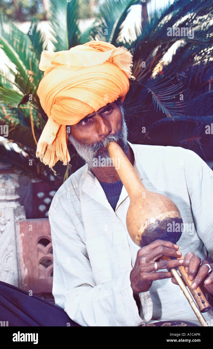 Indian snake incantatore- un stereotipati di attrazione turistica su strade indiane. Delhi, India Foto Stock