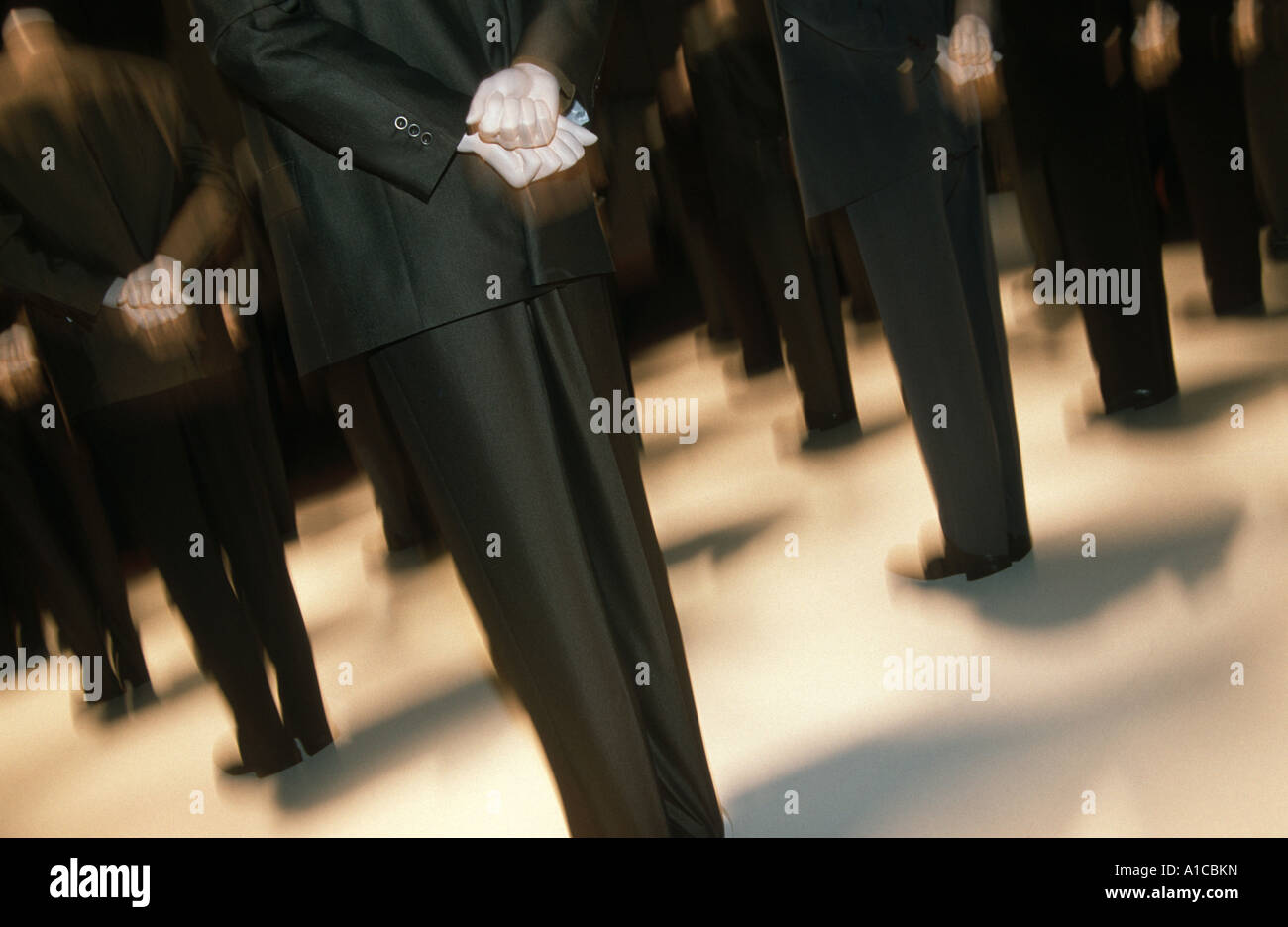 Supporto di attesa in coda della linea pazienza uomini persone Foto Stock