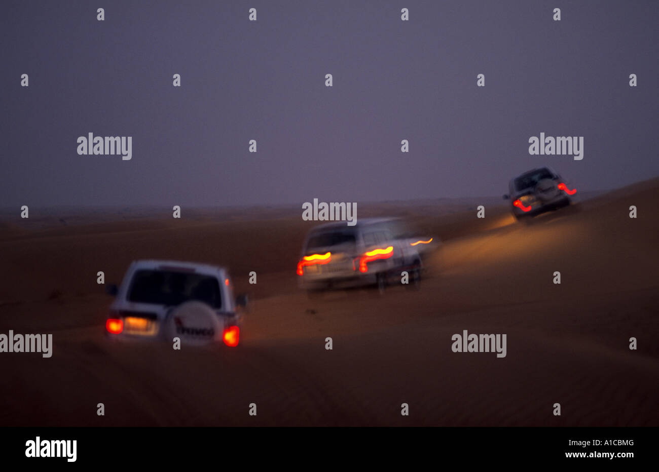 Notte uae safari nel deserto 4 la trazione a quattro ruote motrici rally avventura Foto Stock