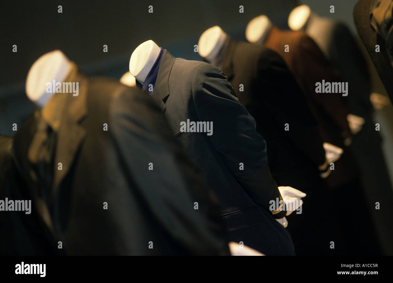 Anonimo modelli decapitati moda maschile suit somiglianza Foto Stock