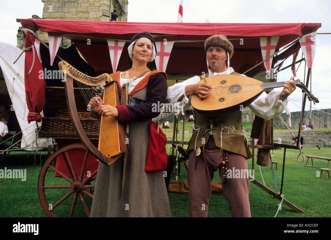 Rievocazione musicisti 1485 tardo medievale musicista minstrels menestrello strumenti musicali strumento arpa cetra Foto Stock