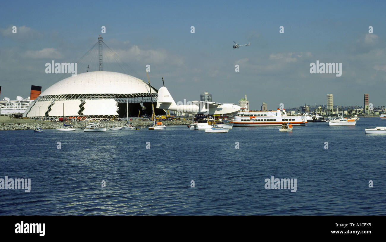 Spruce Goose essendo spostato all'interno della cupola di esposizioni a Long Beach, California Foto Stock