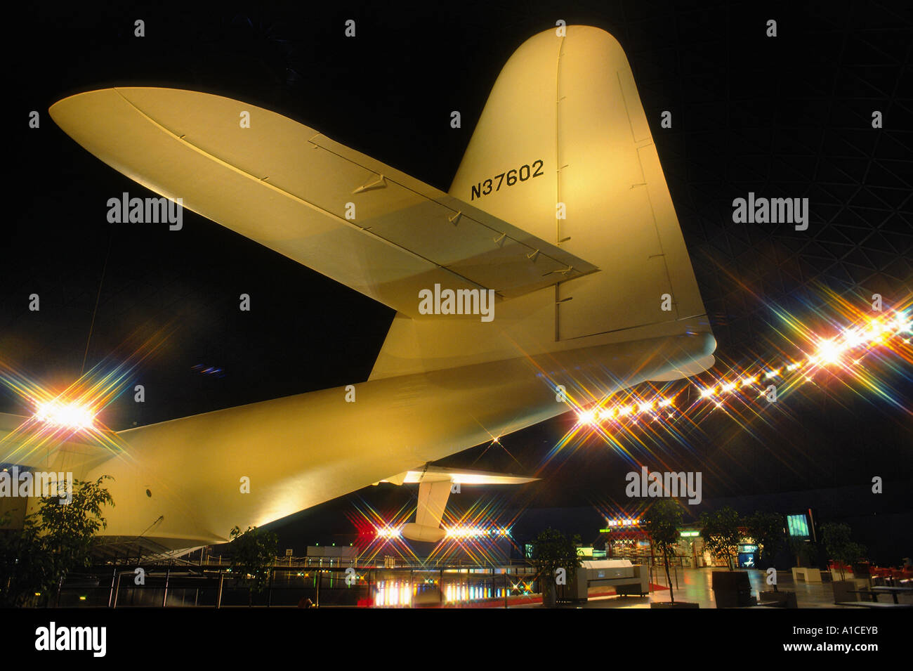 Estremità di coda di Spruce Goose all'interno della cupola di esposizioni a Long Beach, California Foto Stock