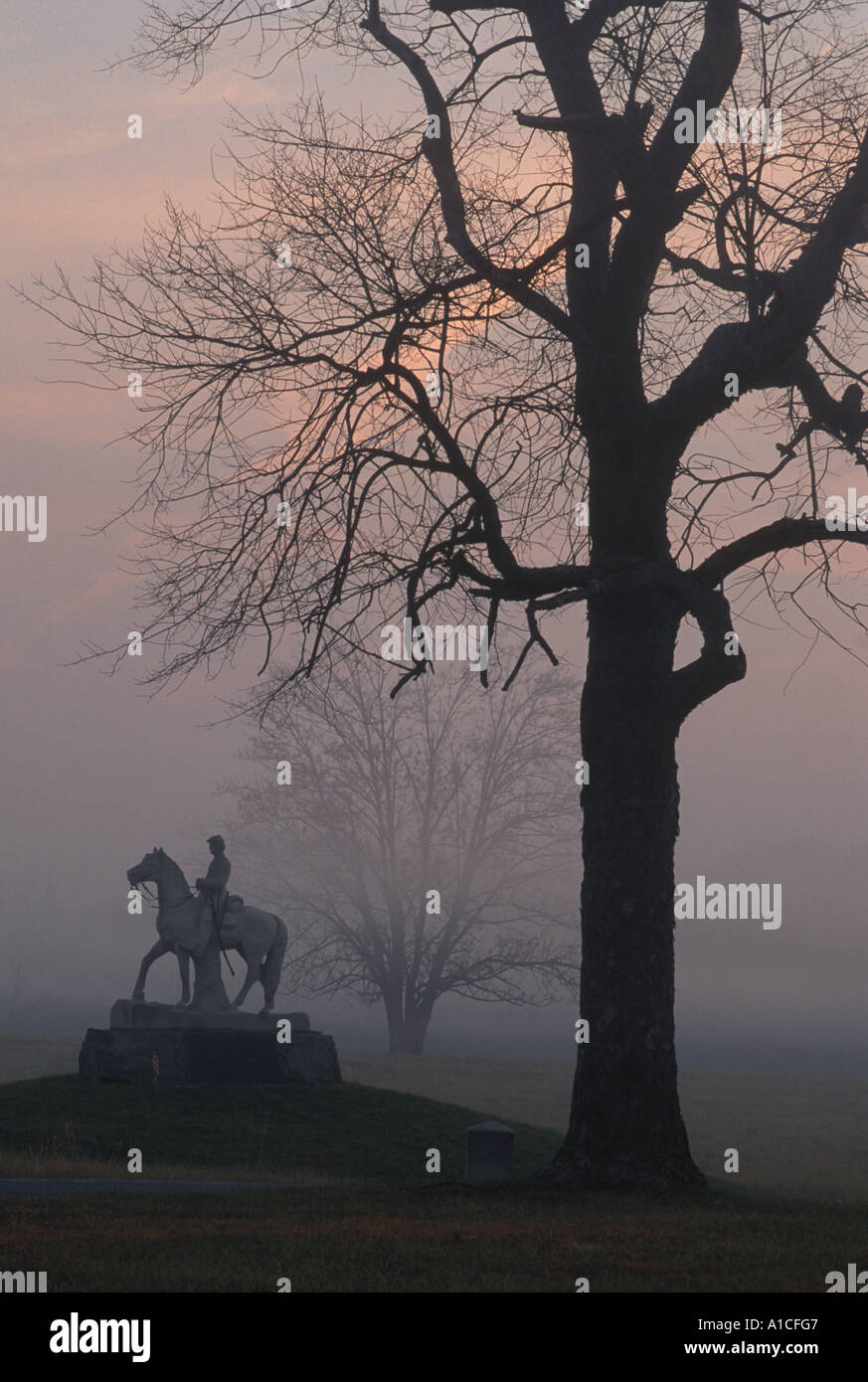 Unione monumento di cavalleria nella nebbia sulla guerra civile del campo di battaglia di Gettysburg sul Cimitero Ridge. Foto Stock