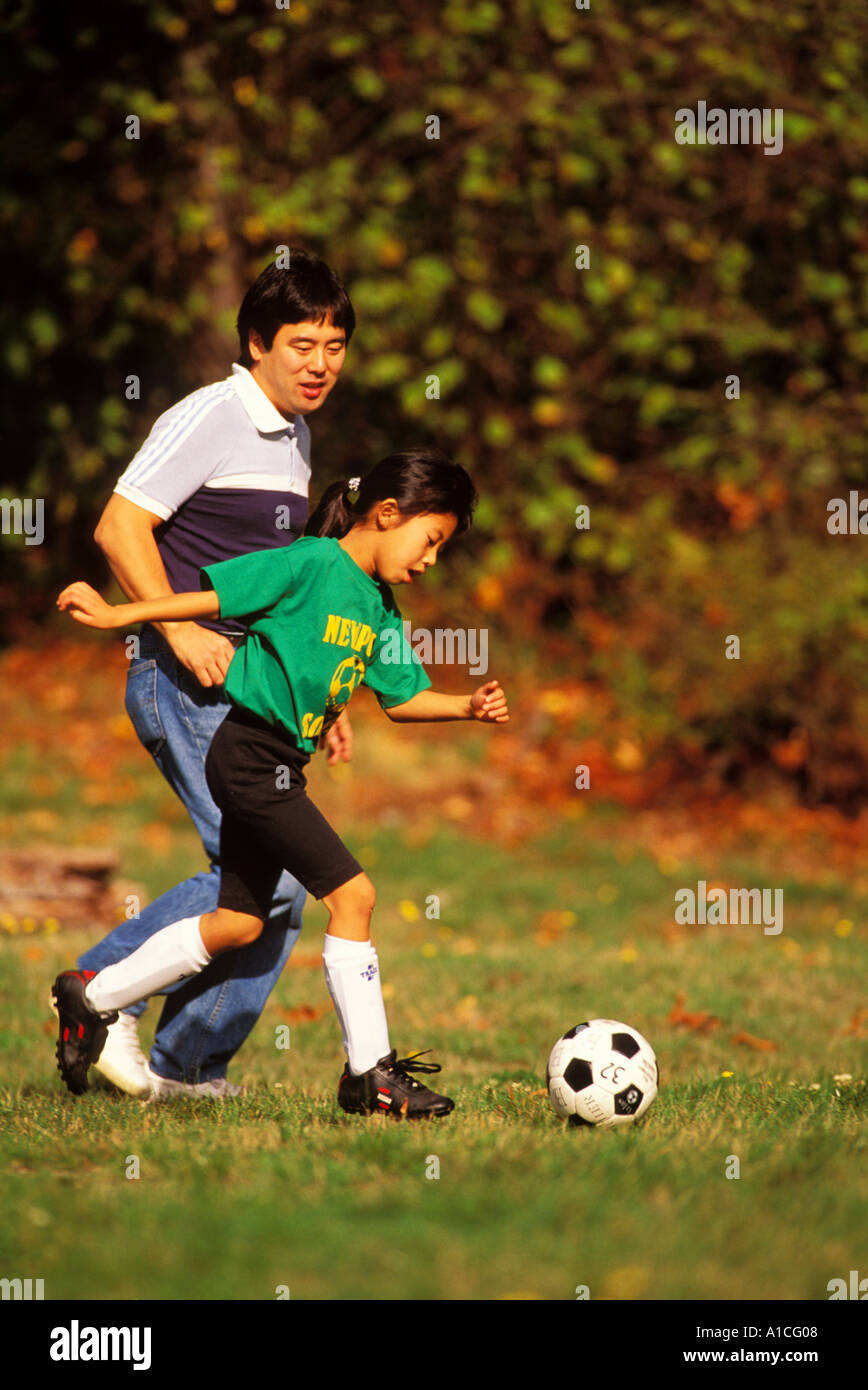 Un giapponese di padre americano insegna a sua figlia di 11 anni soccer football Foto Stock