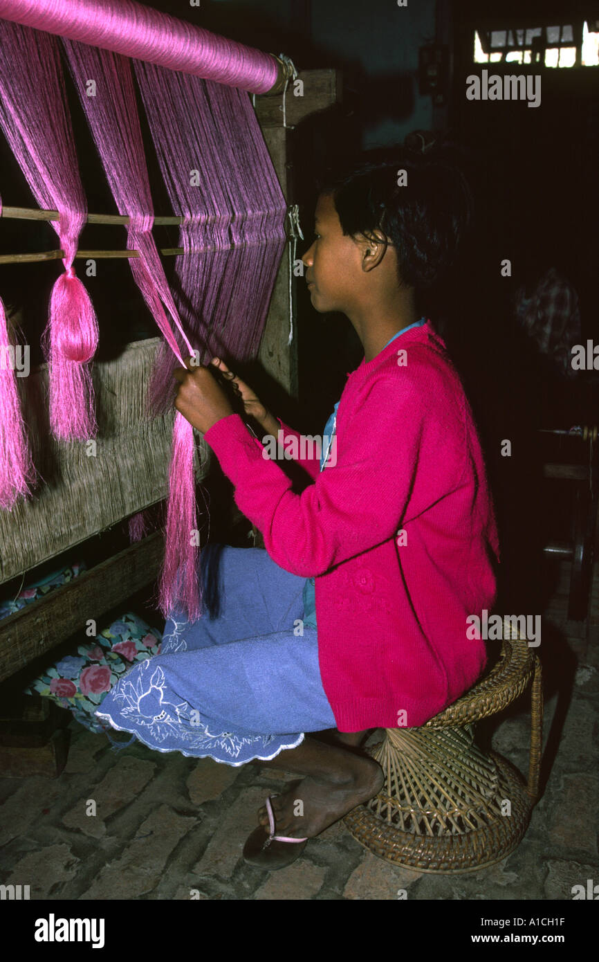 Myanmar Birmania Mandalay ragazza la preparazione di telaio di seta a Acheik Lunyargyaw factory Foto Stock