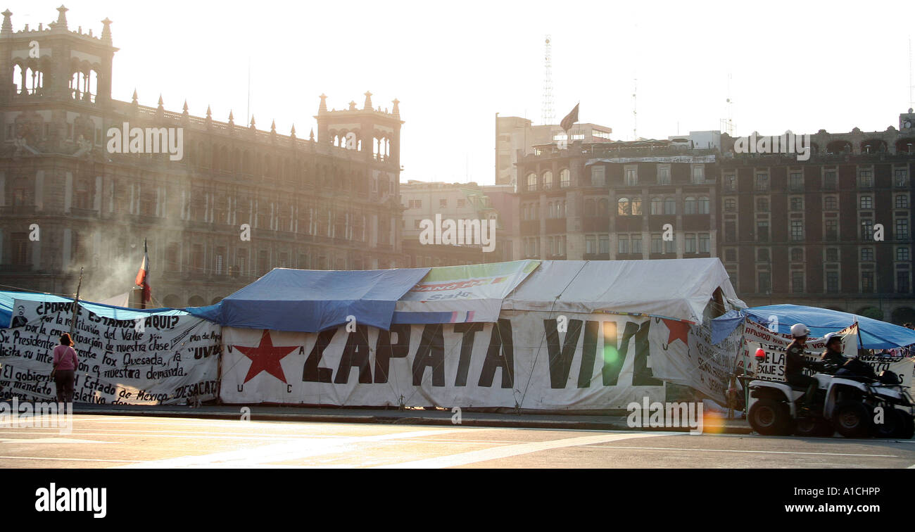 Protesta zapatista al di fuori del Palazzo Nazionale, lo Zocalo, Città del Messico. Foto Stock