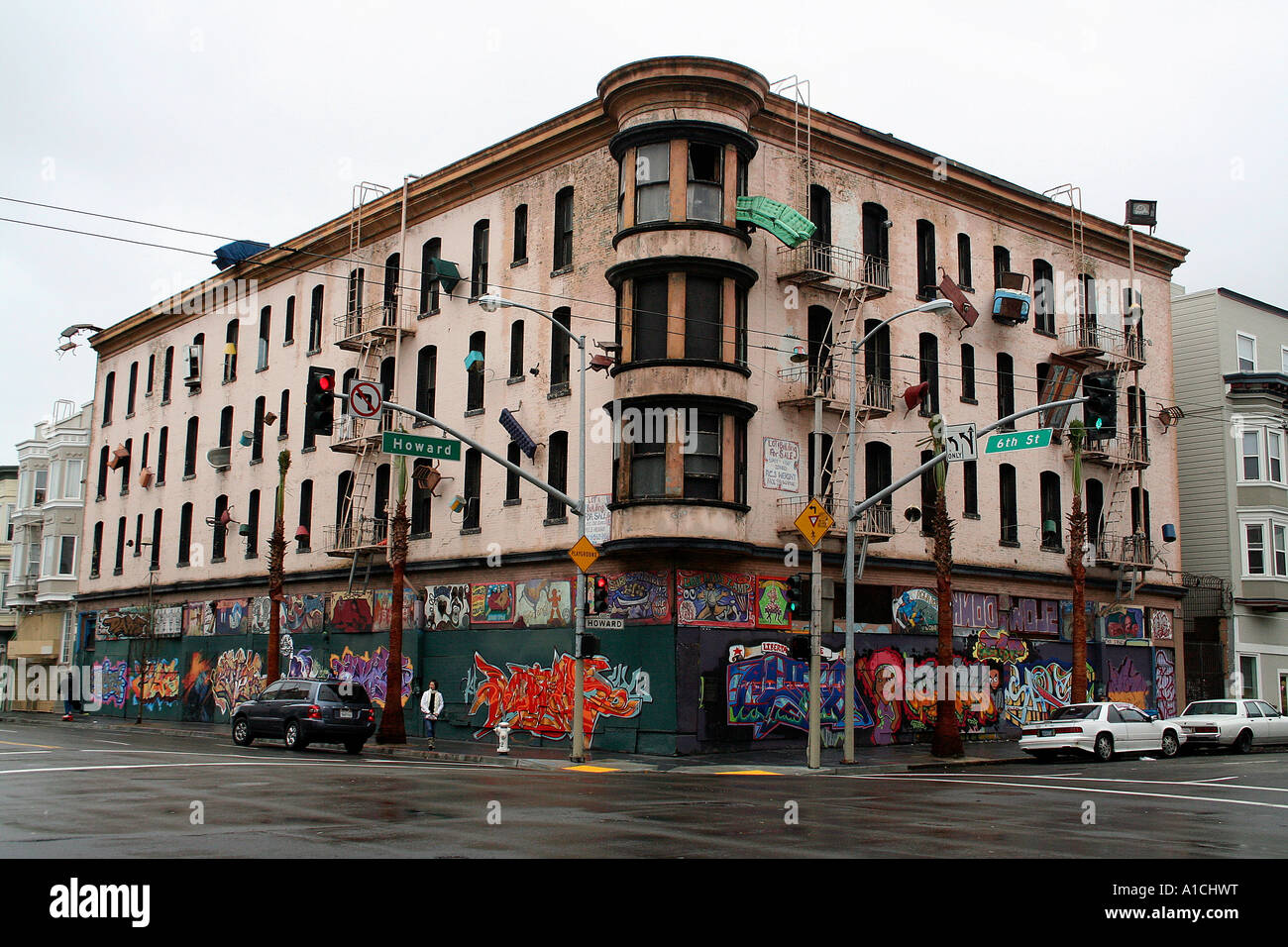 Esempio di murales e sculture sporgente dalla casa di San Francisco, California, Stati Uniti d'America. Foto Stock