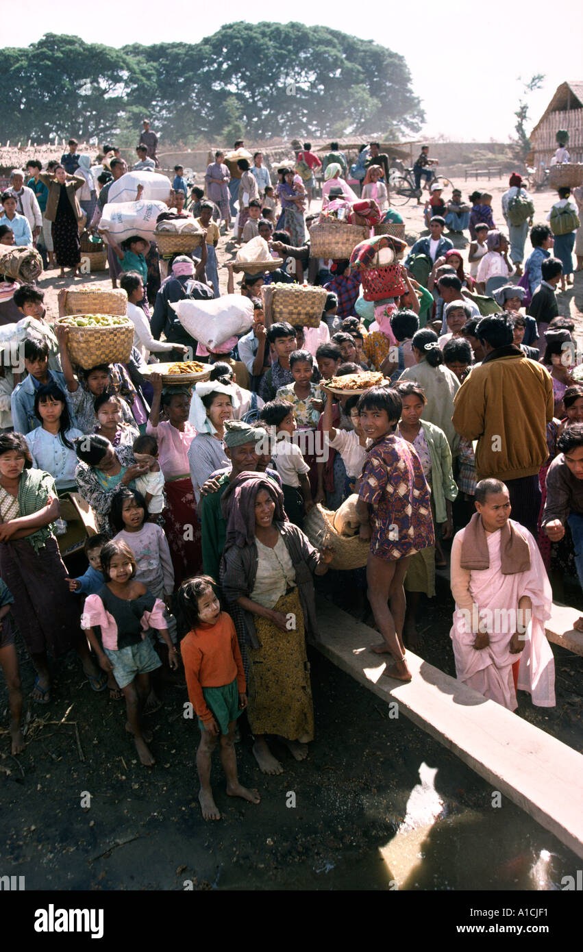 Myanmar Birmania Mandalay Ayeyarwady fiume Irrawaddy passeggeri in attesa a salire a bordo del traghetto Foto Stock