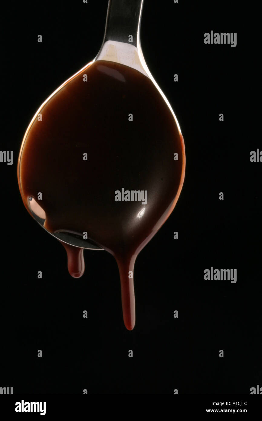 Gocciolamento di cioccolato da un cucchiaio Foto Stock