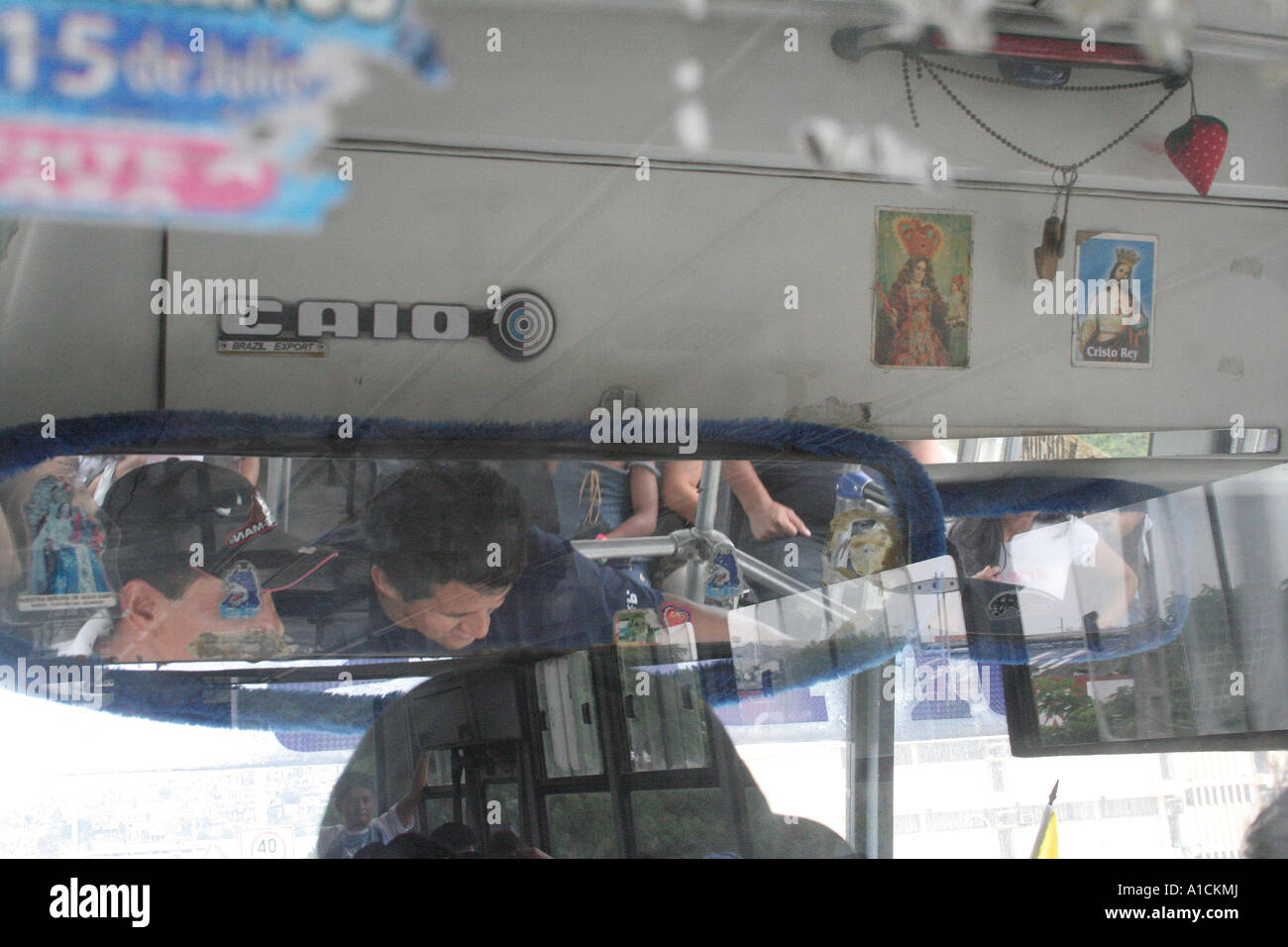 Parzialmente immagine astratta del conducente e mate sul bus in Ecuador. Foto Stock