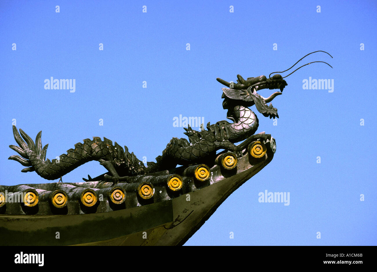Myanmar Birmania settentrionale cinese laschio monastero buddista drago decorative motif sul tetto Foto Stock