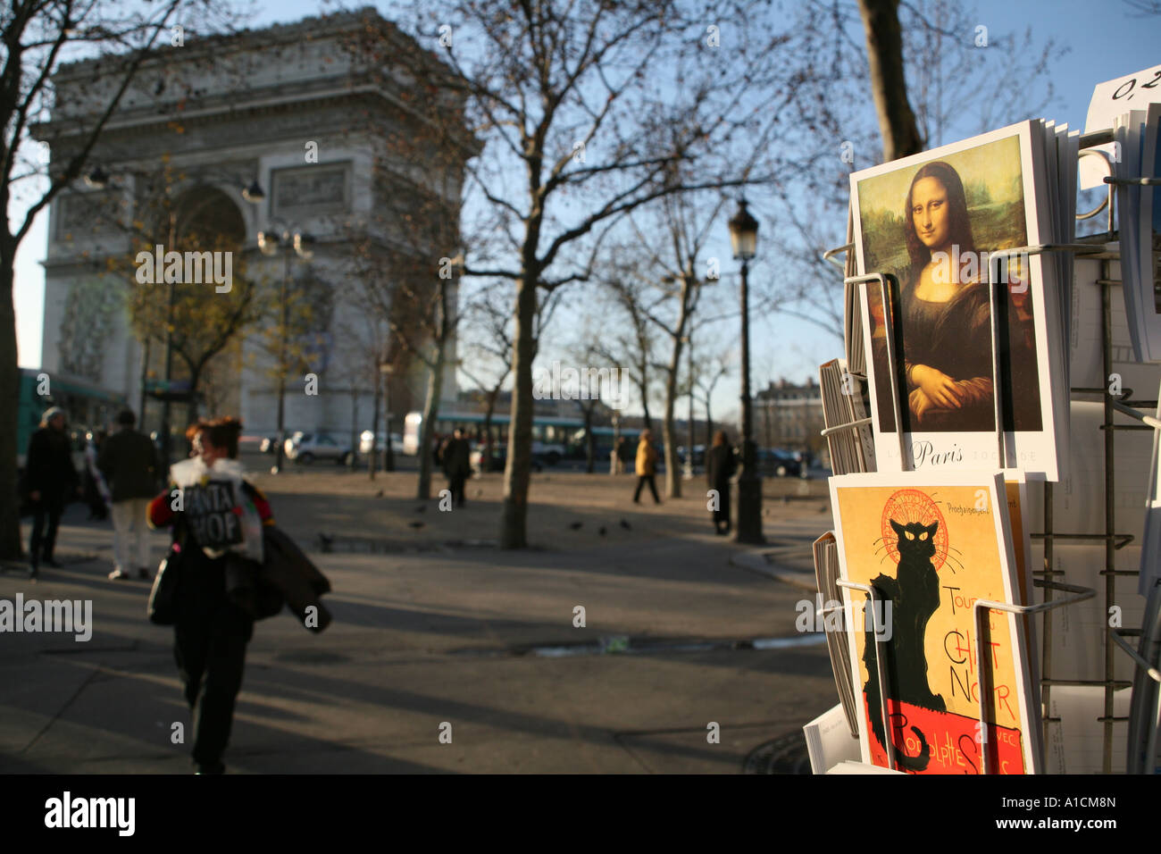 Cartolina di Mona Lisa in vendita vicino al Arc de Triomphe, Parigi Foto Stock