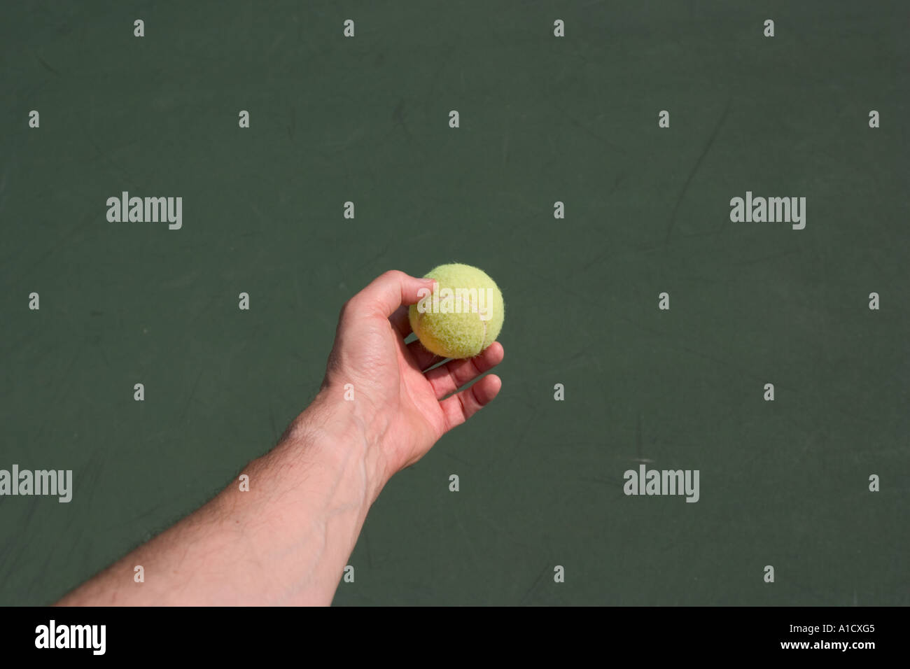 Uomo con una palla da tennis Foto Stock