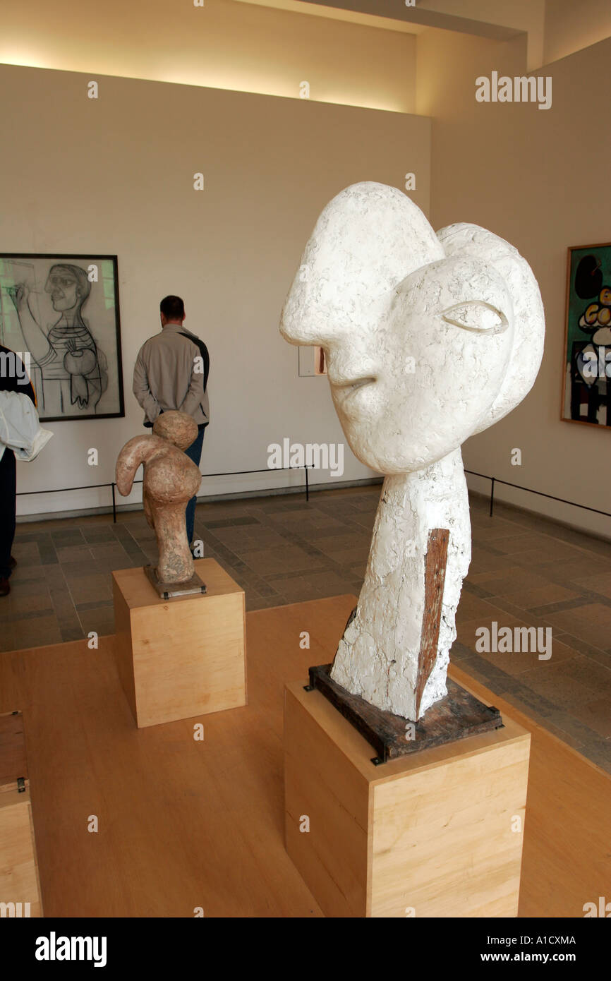 Pablo Picasso scultura di una testa di donna di Pablo Picasso Museum di  Parigi Francia Foto stock - Alamy