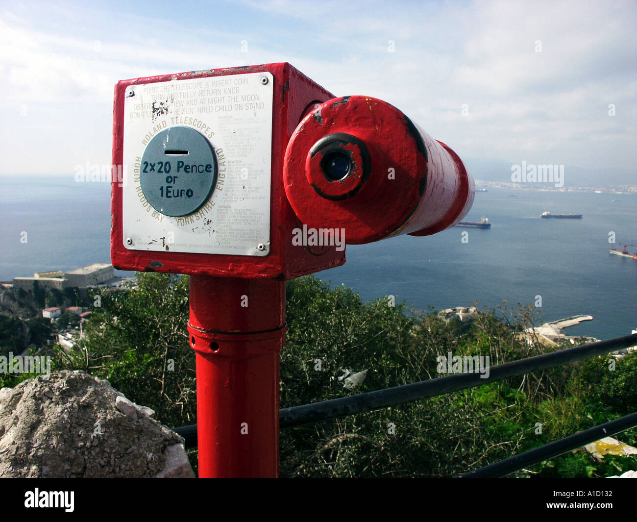 Tasso di cambio raddoppiato nel 2002 come la pay per play telescopi su Gibilterra guardando verso l Africa ha offerto una scelta - 40p o 1 Euro Foto Stock