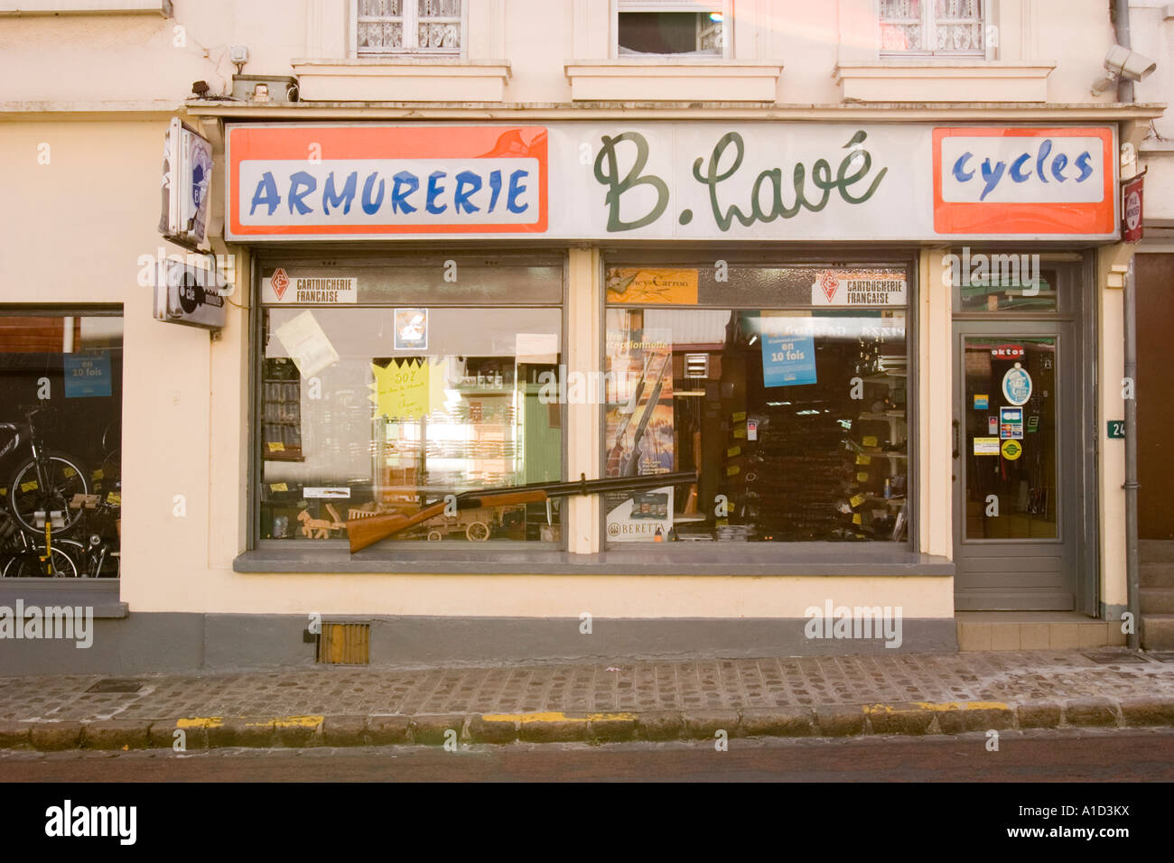 Esterno del negozio di pistola Hesdin Pas de Calais Foto Stock