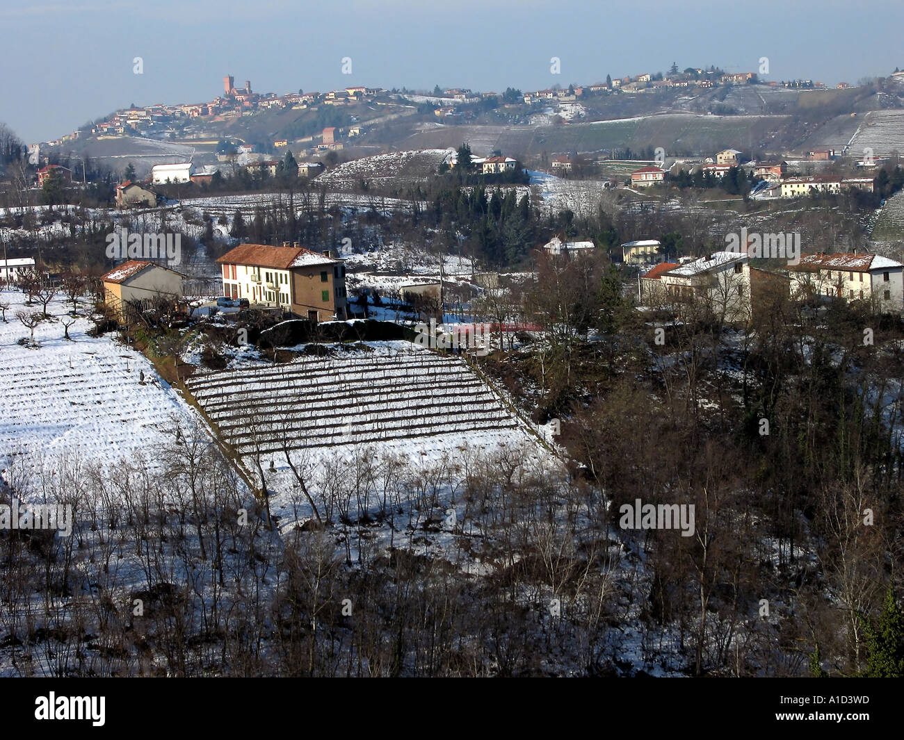 Colline e i villaggi coperti di neve in Piemonte Italia Foto Stock