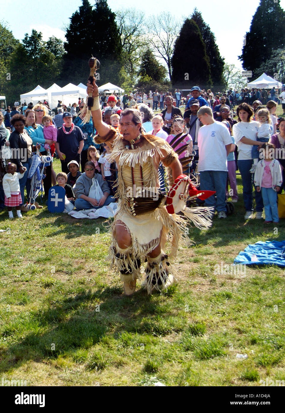 American Indian facendo una danza indiana presso un festival di alloro, Maryland Foto Stock