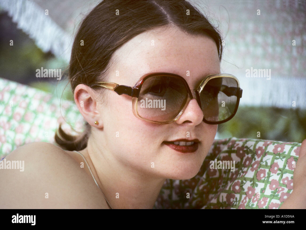 Spalle testa guardando sorridente occhiali da sole seduto sdraio England Regno Unito Regno Unito GB Gran Bretagna EUROPEI DELL'UNIONE EUROPEA Foto Stock
