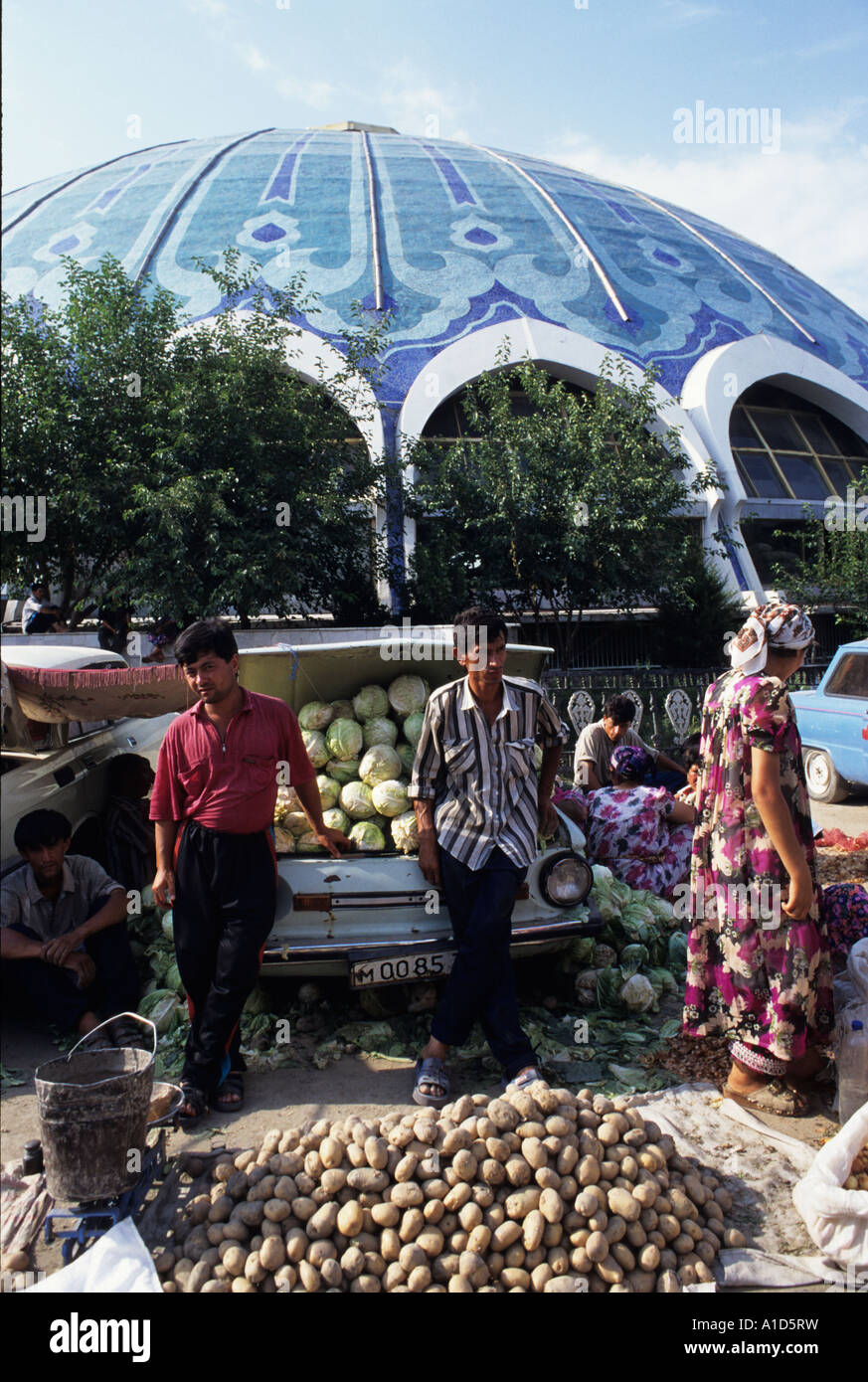 Tashkent, Uzbekistan. La vendita di patate e cavoli cappucci dal bagagliaio della vettura al di fuori del mercato coperto Foto Stock