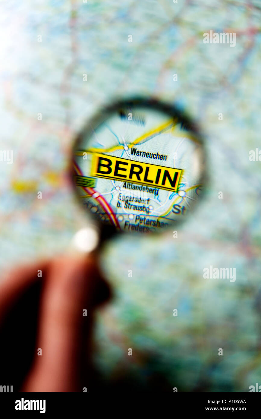 Mappa di Berlino sotto la lente di ingrandimento Foto Stock
