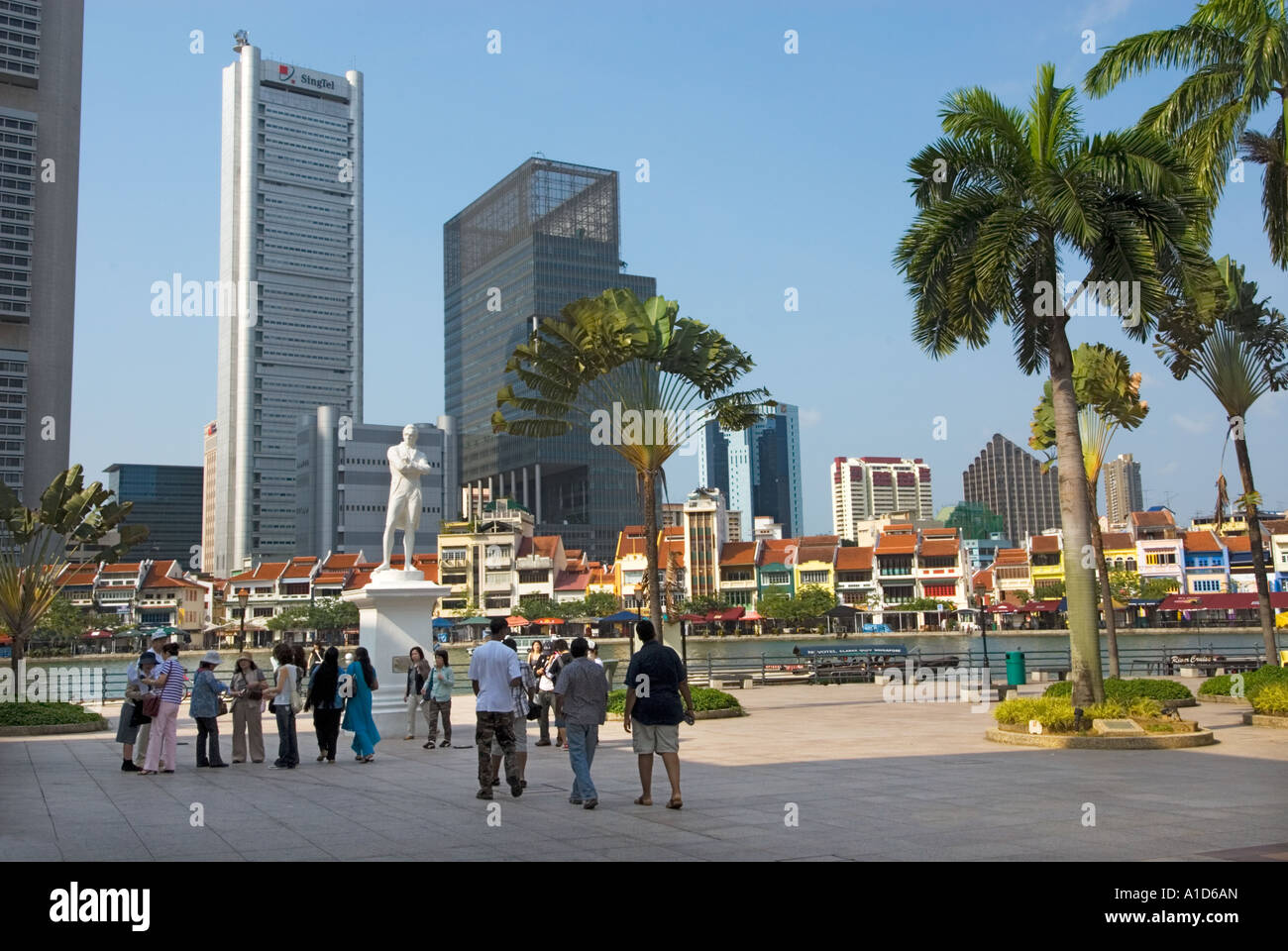 Boat Quay SINGAPORE statua Sir Stamford Raffles riverside river side sito di atterraggio luogo famoso tourist Foto Stock