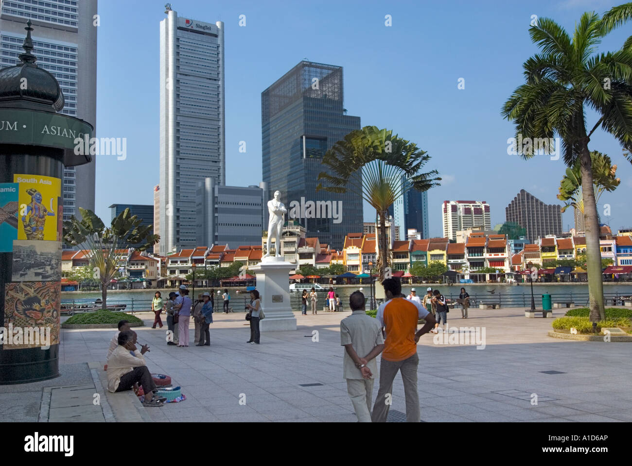 Boat Quay SINGAPORE statua Sir Stamford Raffles riverside river side sito di atterraggio luogo famoso tourist Foto Stock