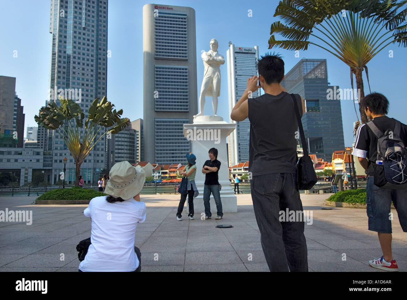 Boat Quay SINGAPORE statua Sir Stamford Raffles riverside river side sito di atterraggio luogo famoso tourist Foto Stock