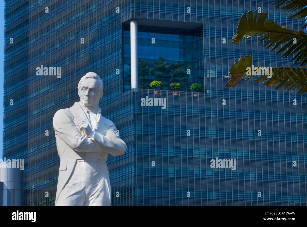 Boat Quay SINGAPORE statua Sir Stamford Raffles riverside river side sito di atterraggio famoso luogo turistico telefoto tele dettaglio Foto Stock
