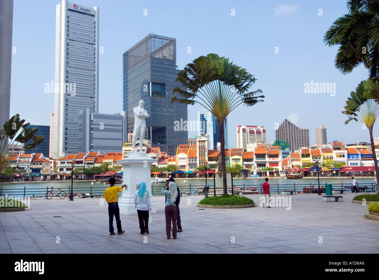 Boat Quay SINGAPORE statua Sir Stamford Raffles riverside river side sito di atterraggio luogo famoso tourist Foto Stock
