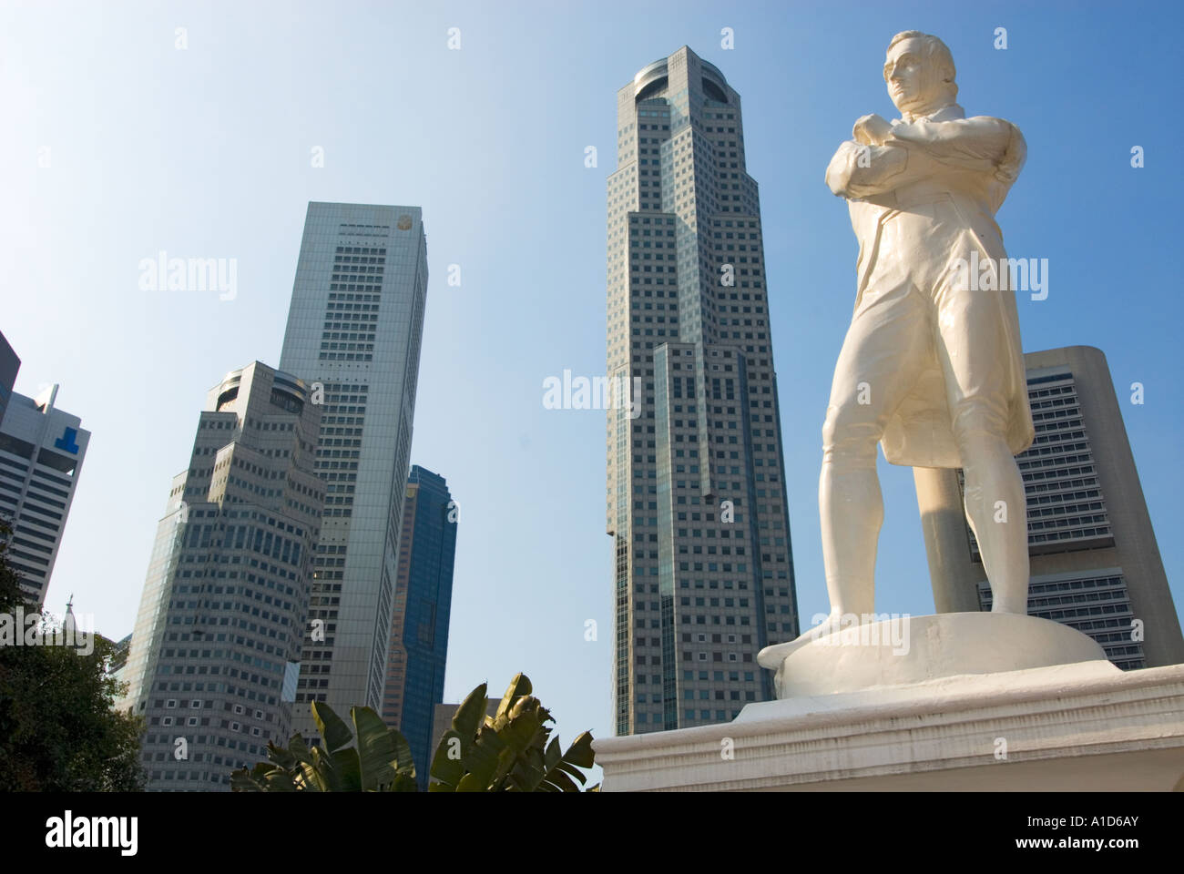 Boat Quay SINGAPORE statua Sir Stamford Raffles riverside river side sito di atterraggio luogo famoso tourist Foto Stock