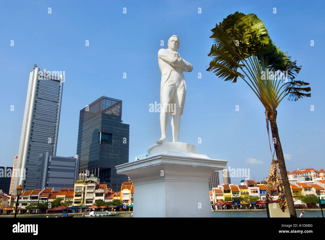 Boat Quay SINGAPORE statua Sir Stamford Raffles riverside river side sito di atterraggio luogo famoso tourist Foto Stock