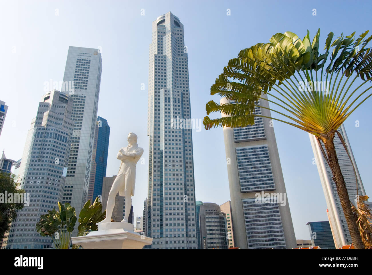 Boat Quay SINGAPORE statua Sir Stamford Raffles riverside river side sito di atterraggio luogo famoso tourist Foto Stock
