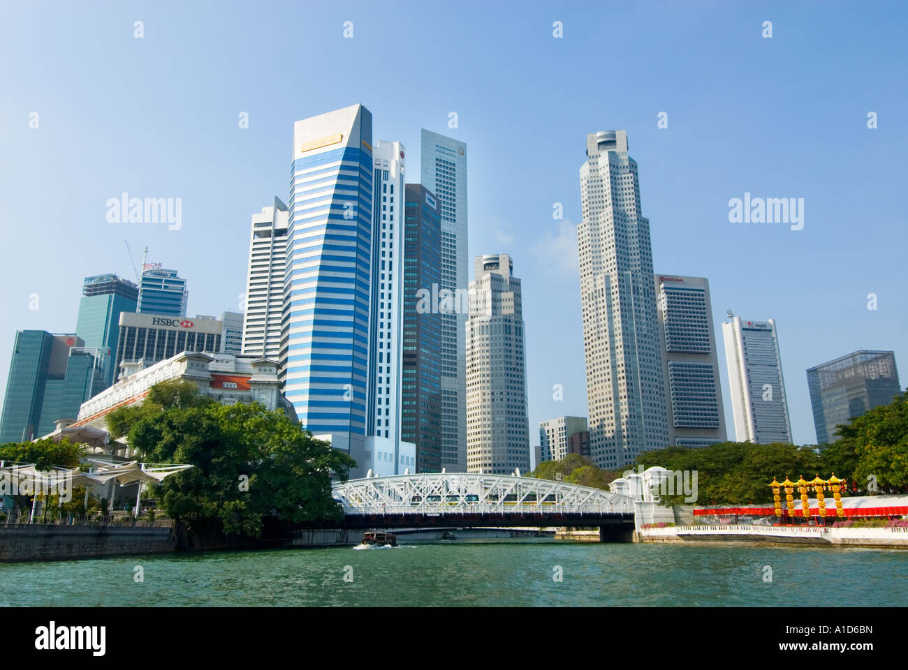 Uno UOB Fullerton Plaza Esplanade fiume ponte il Fullerton hotel skyline di Singapore ASIA Boat Quay marina bay waterside Foto Stock