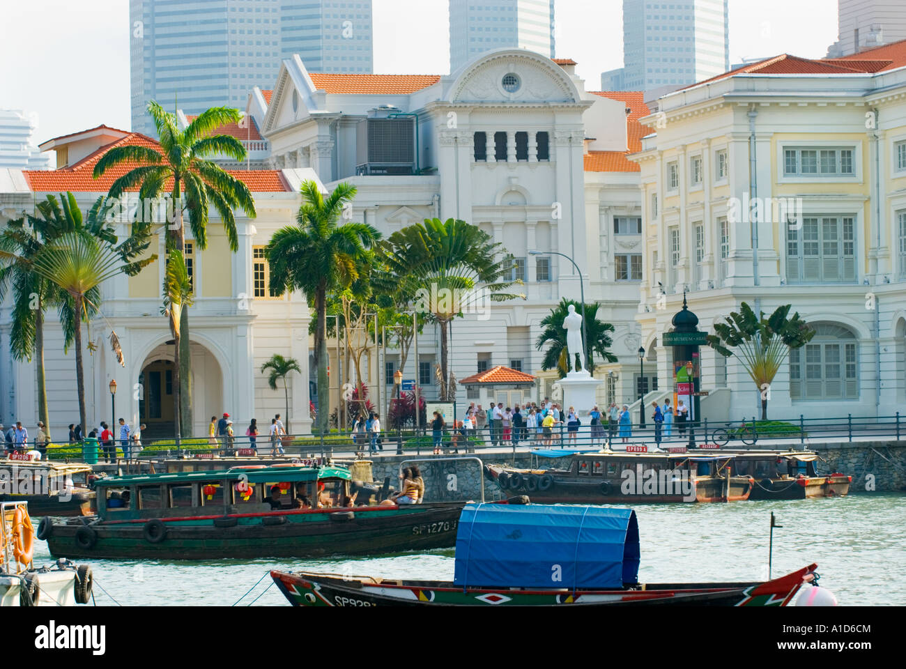 Boat Quay SINGAPORE statua Sir Stamford Raffles riverside river side sito di atterraggio famoso luogo visto turistico da waterside Foto Stock