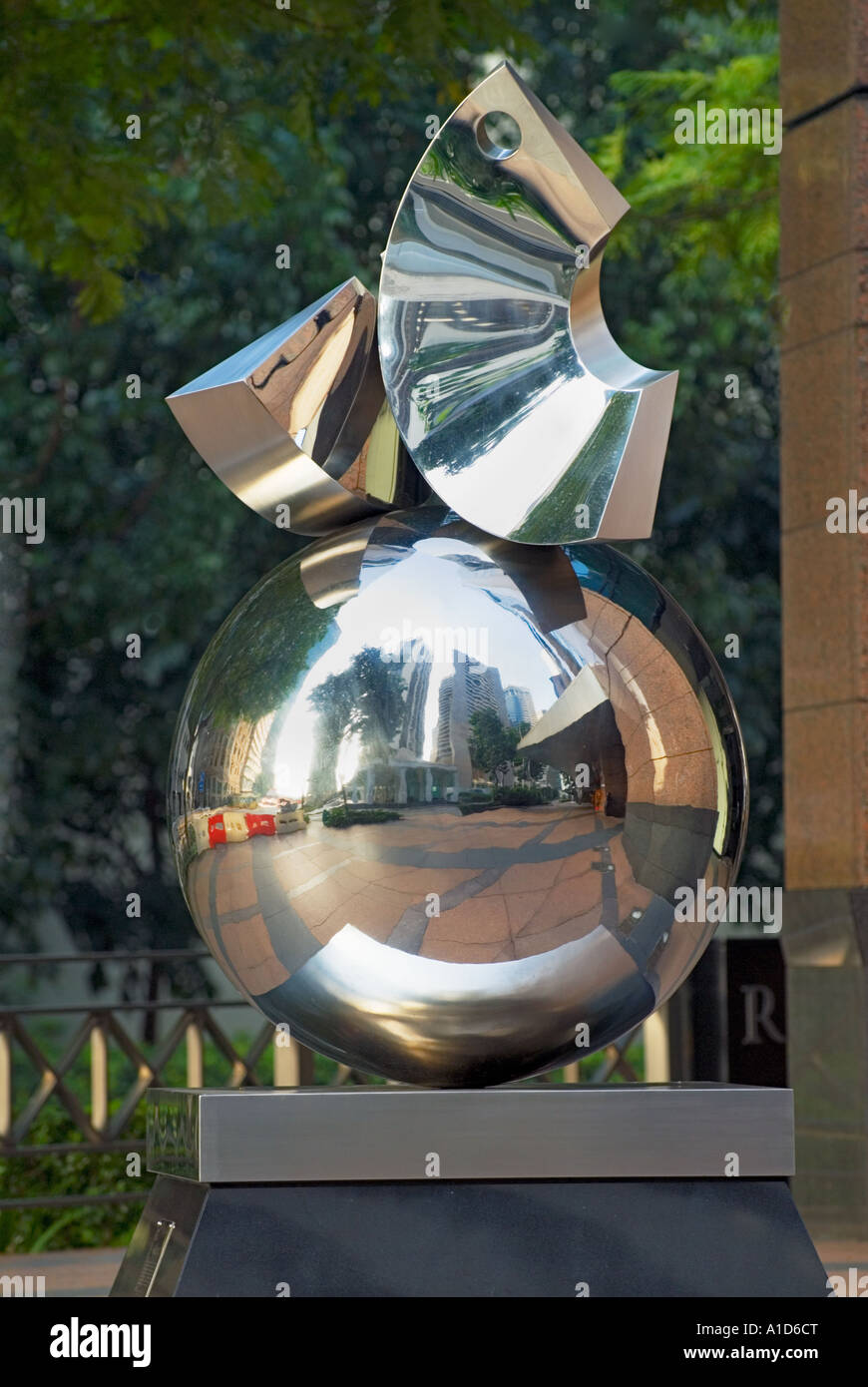 Repubblica PLAZA Raffles Place il cuore finanziario di Singapore ASIA scultura figura il mirroring dello Specchio reflex riflettenti riflettono Foto Stock