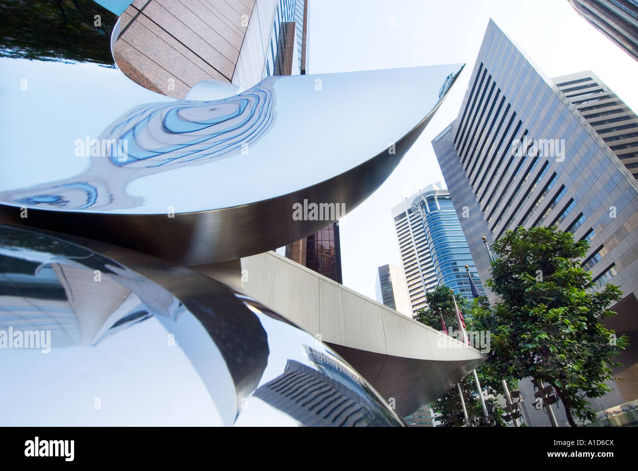 Repubblica PLAZA Raffles Place il cuore finanziario di Singapore ASIA scultura figura il mirroring dello Specchio reflex riflettenti riflettono Foto Stock